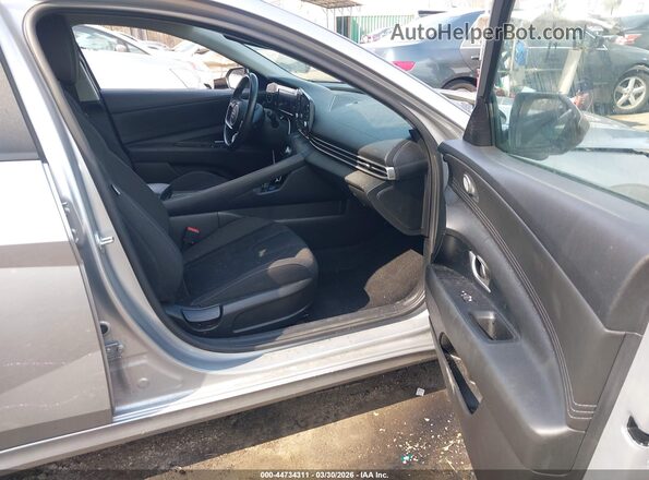 5NPLS4AG2MH023718 2021 HYUNDAI ELANTRA Серебряный Вид салона спереди