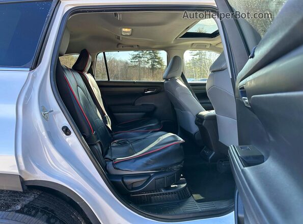 5TDABRCH1PS586316 2023 TOYOTA HIGHLANDER HYBRID Белый Вид салона спереди