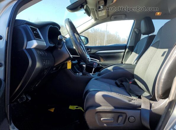 5TDBZRFHXHS444835 2017 TOYOTA HIGHLANDER Серебряный Вид салона спереди
