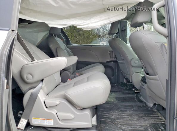 5TDDZ3DC3JS202925 2018 TOYOTA SIENNA Silver უკანა სალონის ხედი