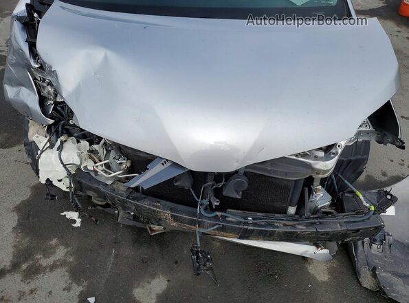 5TDDZ3DC3JS202925 2018 TOYOTA SIENNA Silver ძრავის განყოფილების ხედი