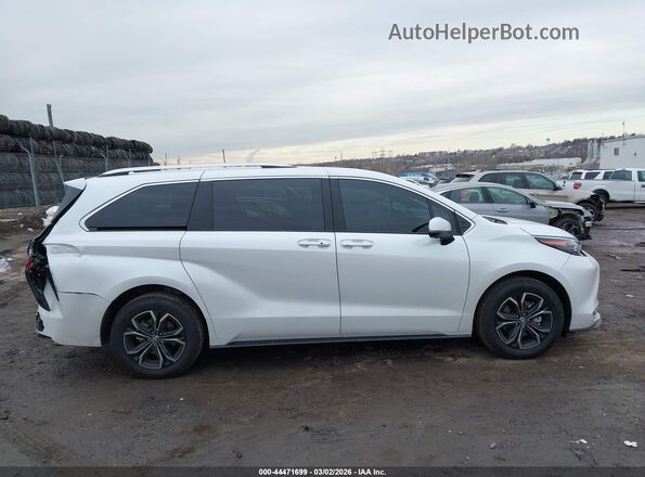 5TDESKFC2TS233215 2026 TOYOTA SIENNA White Widok wnętrza z tyłu