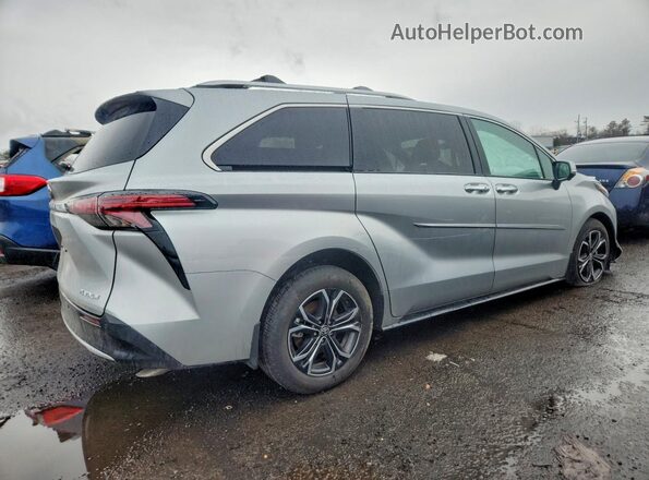 5TDESKFC8SS211105 2025 TOYOTA SIENNA Silver Tył prawy