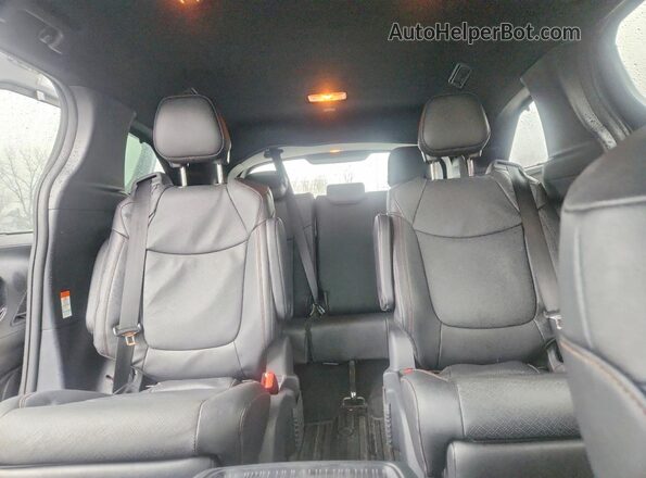 5TDESKFC8SS211105 2025 TOYOTA SIENNA Silver Widok tylnych siedzeń