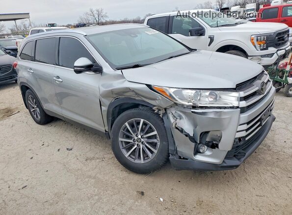 5TDJZRFH5KS935574 2019 TOYOTA HIGHLANDER Серебряный Передняя правая четверть