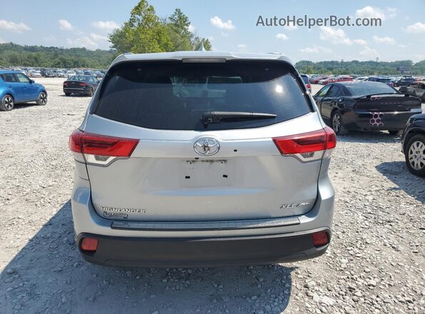 5TDJZRFH9JS846752 2018 TOYOTA HIGHLANDER Silver უკანა ხედი