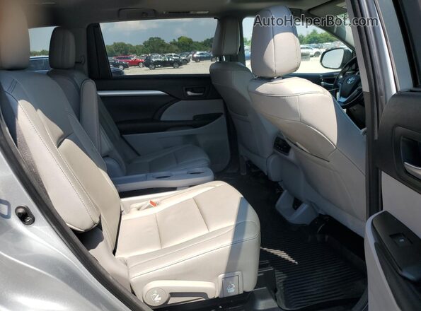 5TDJZRFH9JS846752 2018 TOYOTA HIGHLANDER Silver უკანა სავარძლების ხედი