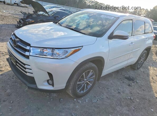 5TDKZRFH9JS269385 2018 TOYOTA HIGHLANDER Белый Передняя левая четверть