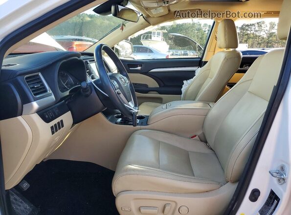 5TDKZRFH9JS269385 2018 TOYOTA HIGHLANDER Белый Вид салона спереди