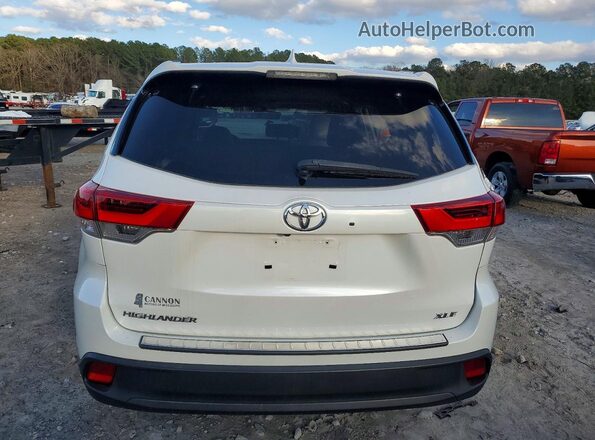 5TDKZRFH9JS269385 2018 TOYOTA HIGHLANDER Белый Вид сзади