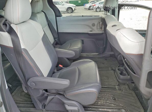 5TDXSKFC8MS038665 2021 TOYOTA SIENNA Серебряный Вид задней части салона
