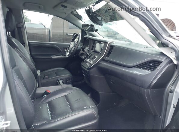 5TDXZ3DC5JS916715 2018 TOYOTA SIENNA Silver Widok wnętrza z przodu