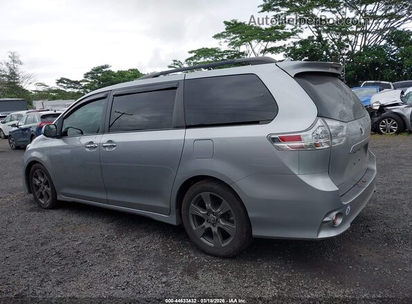 5TDXZ3DC5JS916715 2018 TOYOTA SIENNA Silver Widok wnętrza 360 stopni