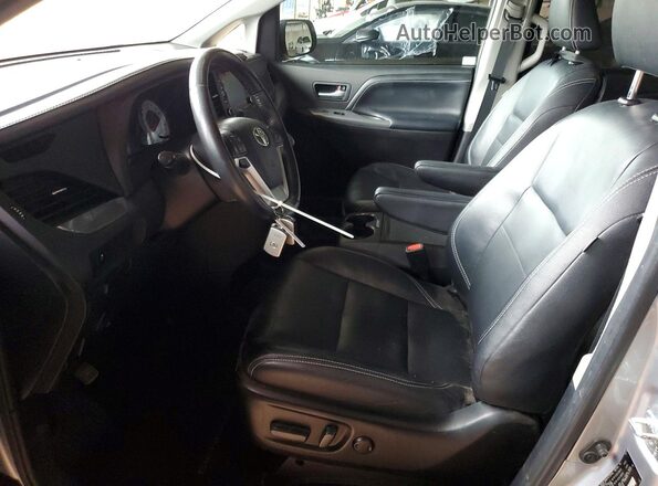5TDXZ3DC9JS957722 2018 TOYOTA SIENNA Серый Вид салона спереди