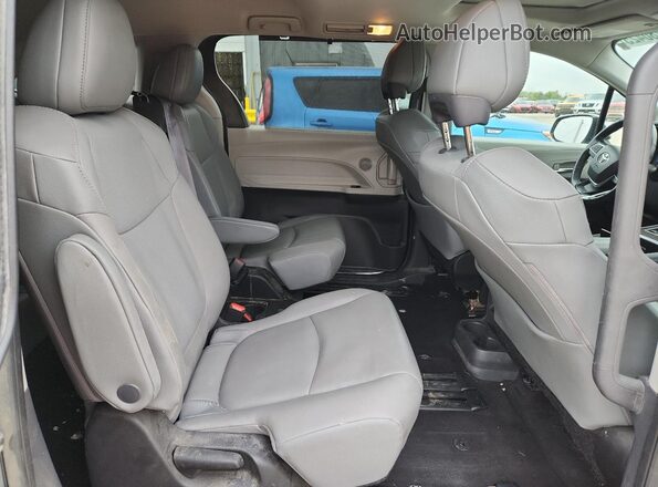 5TDYRKEC3NS094192 2022 TOYOTA SIENNA Silver Вид задньої частини салону