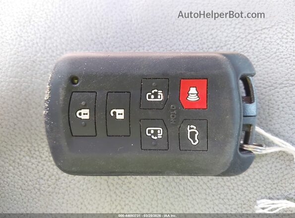 5TDYZ3DC3HS893076 2017 TOYOTA LE Серый Вид панели приборов