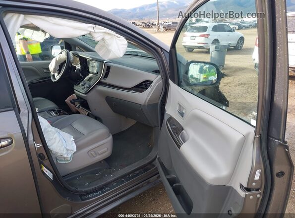 5TDYZ3DC3HS893076 2017 TOYOTA LE Серый Вид салона спереди
