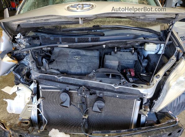 5TDZK3DCXGS697997 2016 TOYOTA SIENNA Silver Rear interior view