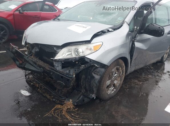 5TDZZ3DC7JS913260 2018 TOYOTA SIENNA Серебряный Вид спереди
