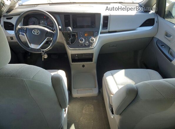 5TDZZ3DC8HS776792 2017 TOYOTA SIENNA Синий Вид панели приборов