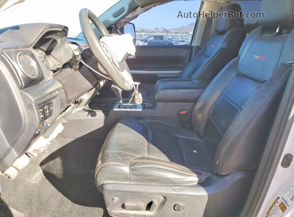 5TFDY5F10HX597967 2017 TOYOTA TUNDRA Белый Вид салона спереди