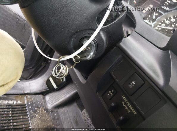 5TFUY5F15JX687010 2018 TOYOTA TUNDRA Серый Вид панели приборов