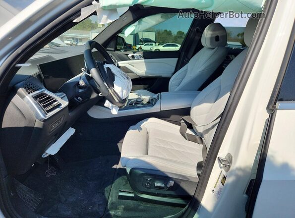 5UX13EU05T9053620 2026 BMW X5 White Widok wnętrza z przodu