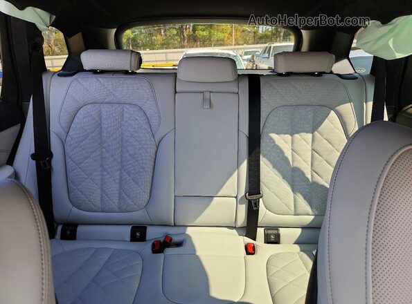 5UX13EU05T9053620 2026 BMW X5 White Widok tylnych siedzeń