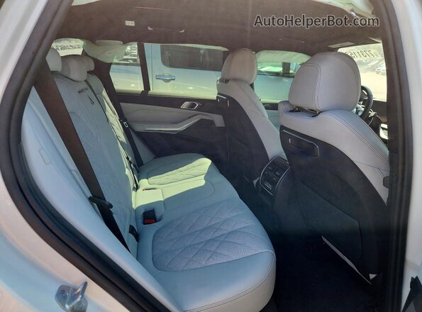 5UX13EU05T9053620 2026 BMW X5 White Widok wnętrza z tyłu