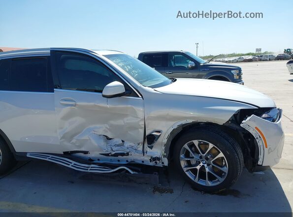 5UX13EU07S9X39656 2025 BMW X5 White Widok z przodu