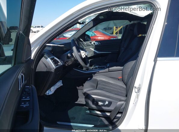 5UX13EU07S9X39656 2025 BMW X5 White Widok wnętrza z przodu