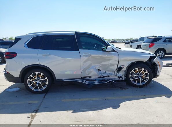 5UX13EU07S9X39656 2025 BMW X5 White Widok wnętrza z tyłu