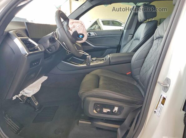 5UX13EU0XT9179844 2026 BMW X5 Белый Вид салона спереди