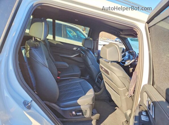 5UX23EM02S9W23009 2025 BMW X7 White Вид задньої частини салону