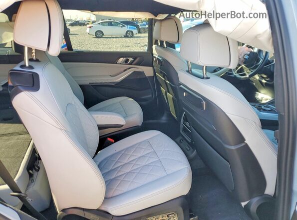 5UX23EM02S9Y44089 2025 BMW X7 Gray Widok wnętrza z tyłu