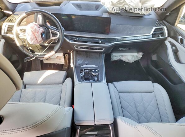 5UX23EM02S9Y44089 2025 BMW X7 Gray Widok deski rozdzielczej