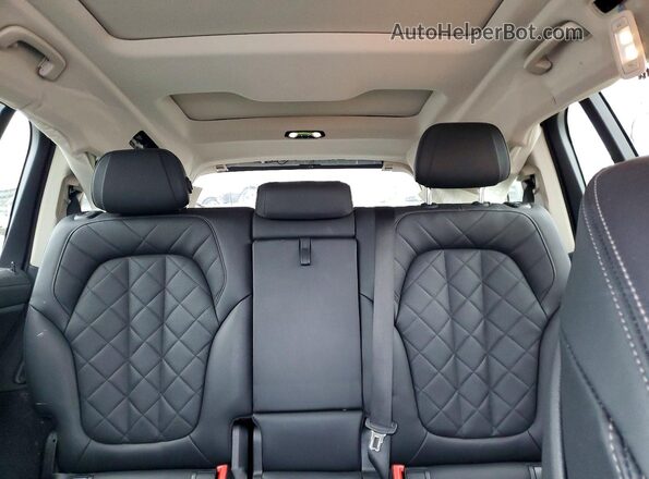 5UX23EM04P9P81391 2023 BMW X7 White უკანა სავარძლების ხედი