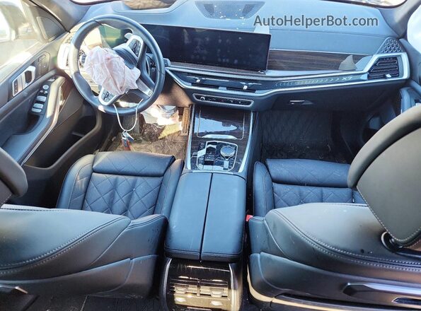 5UX23EM05S9X84485 2025 BMW X7 Blue Widok deski rozdzielczej