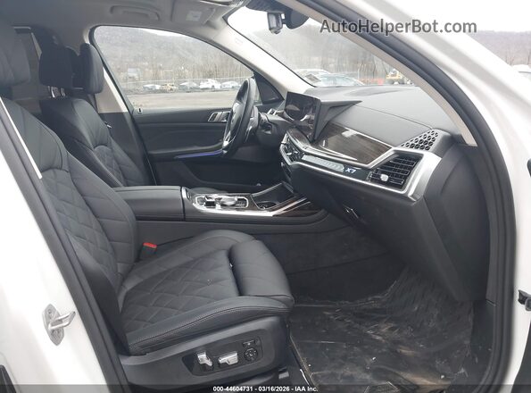 5UX23EM05S9Z99591 2025 BMW X7 White Vista interior delantera