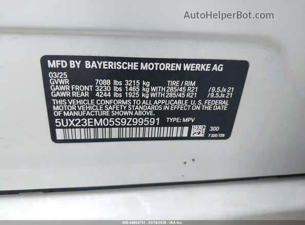 5UX23EM05S9Z99591 2025 BMW X7 White Vista del compartimento del motor