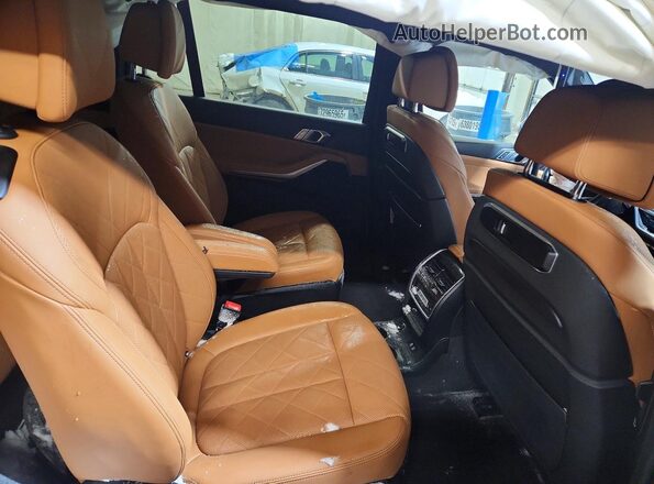 5UX23EM06P9N46670 2023 BMW X7 Gray Rear seats view