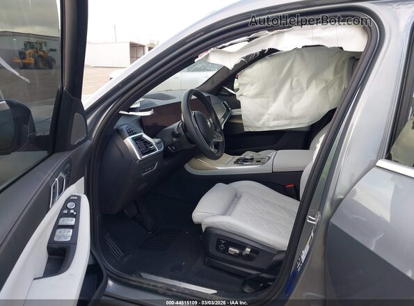 5UX23EM06R9V50477 2024 BMW X7 Gray Вид салону спереду