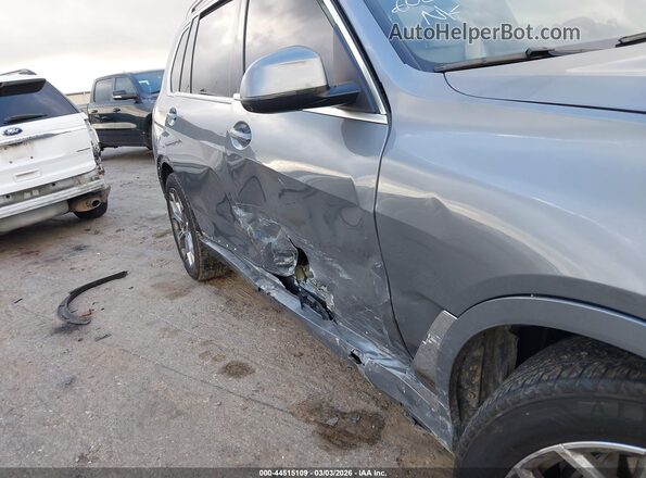 5UX23EM06R9V50477 2024 BMW X7 Gray Вид спереду