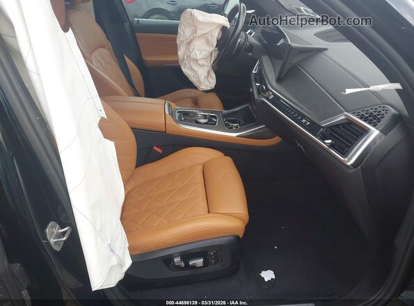 5UX23EM07P9R93153 2023 BMW X7 Black Front interior view