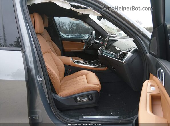 5UX23EM08S9Y80420 2025 BMW X7 Серый Вид салона спереди