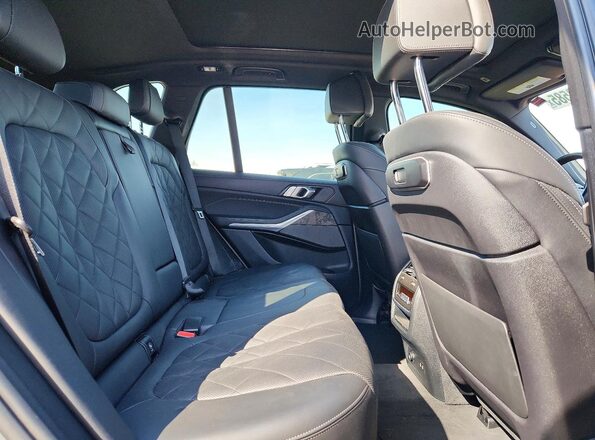 5UX23EU07R9S14286 2024 BMW X5 Silver Widok tylnych siedzeń