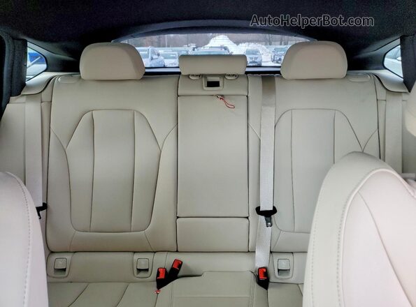 5UX2V1C00L9B76088 2020 BMW X4 Black Widok tylnych siedzeń