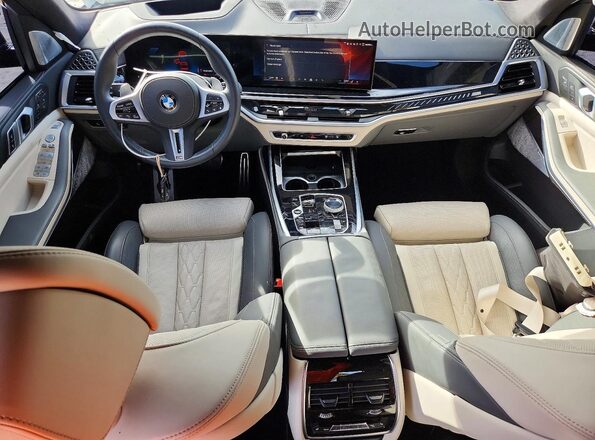 5UX33EM05S9Z32008 2025 BMW X7 Black Vista del salpicadero