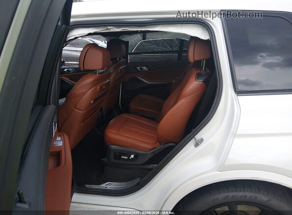 5UX33EM06P9R31800 2023 BMW X7 White VIN կոդի պիտակի տեսք