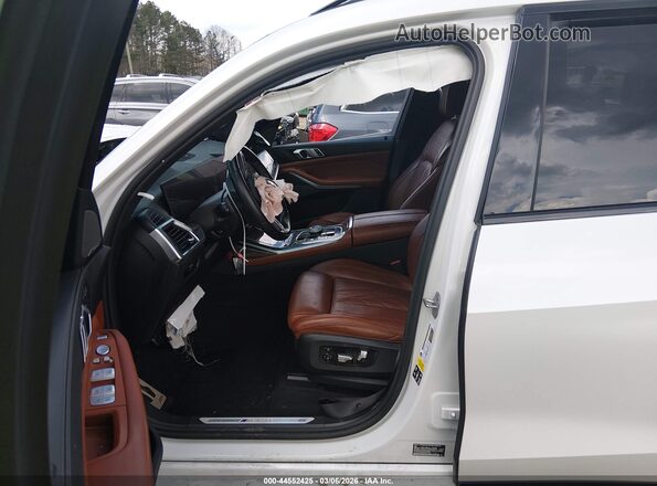 5UX33EM06P9R31800 2023 BMW X7 White Սալոնի դիմացի տեսք